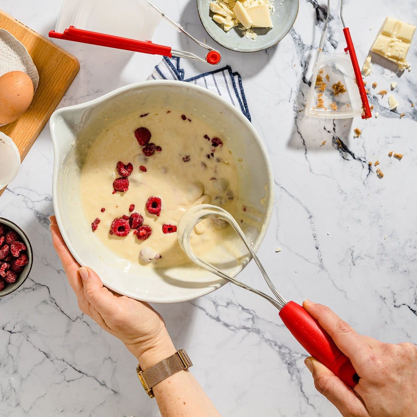 Keukenblad met kom pudding en mini garde Flisk van Dreamfarm 