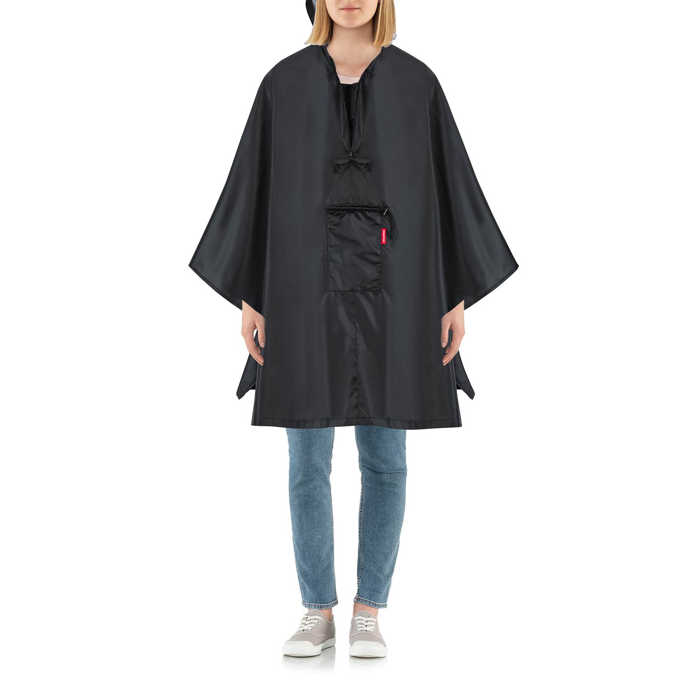 mini maxi poncho black die wordt gedragen door een vrouw 