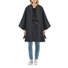 mini maxi poncho black die wordt gedragen door een vrouw 