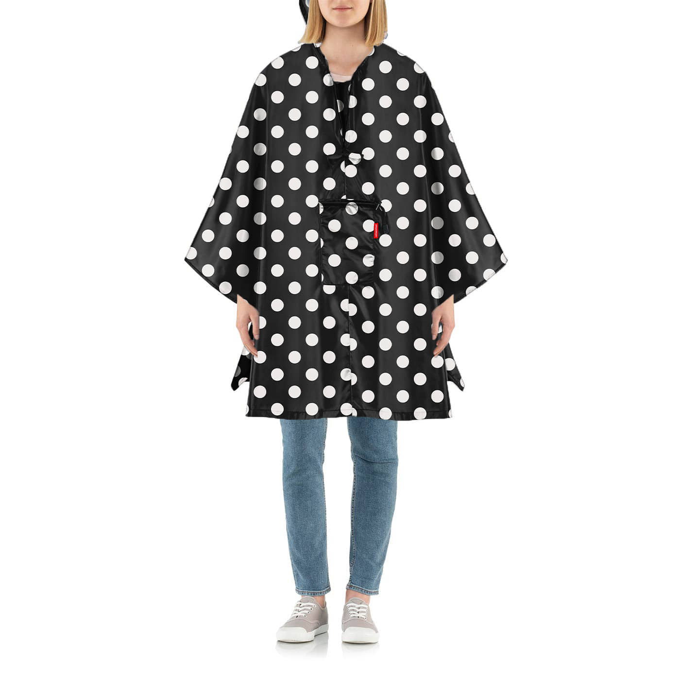 mini maxi poncho dots white die wordt gedragen door een vrouw 