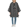 mini maxi poncho dots white die wordt gedragen door een vrouw 