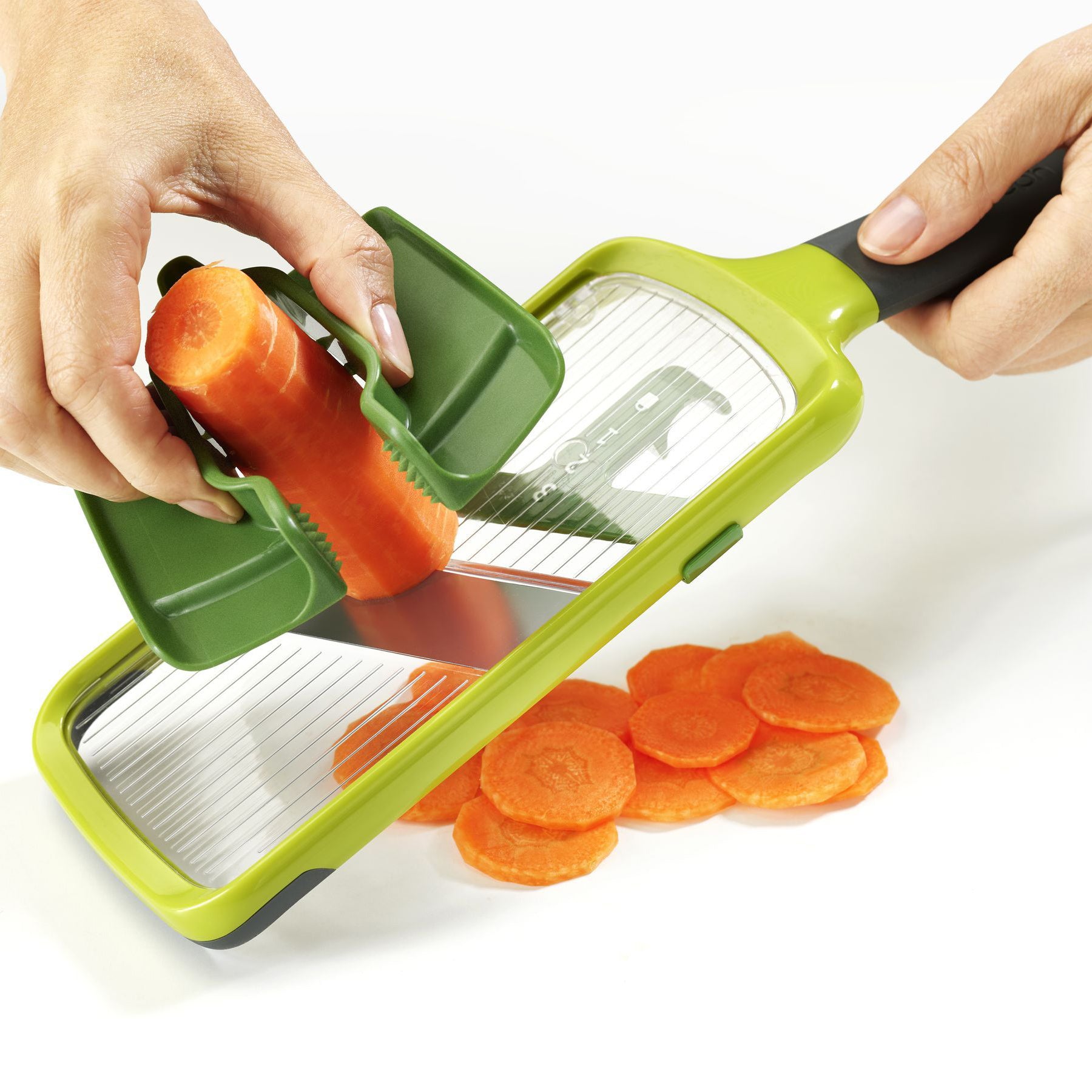 Multi-grip mandoline groen van Joseph Joseph wortel snijden