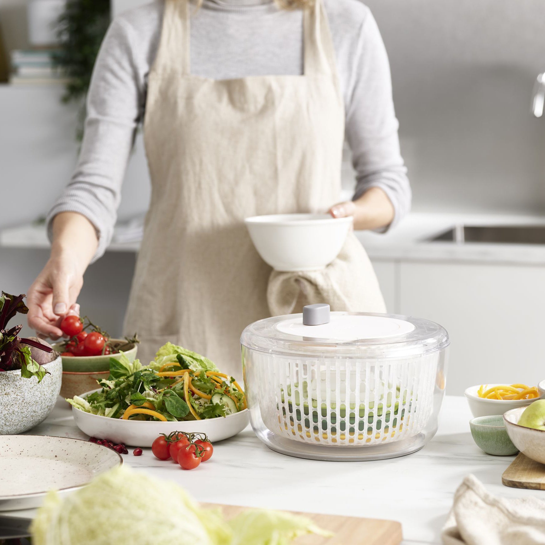 Multi-prep salade voorbereiding set van 4 stuks van Joseph Joseph op keukenblad met groenten