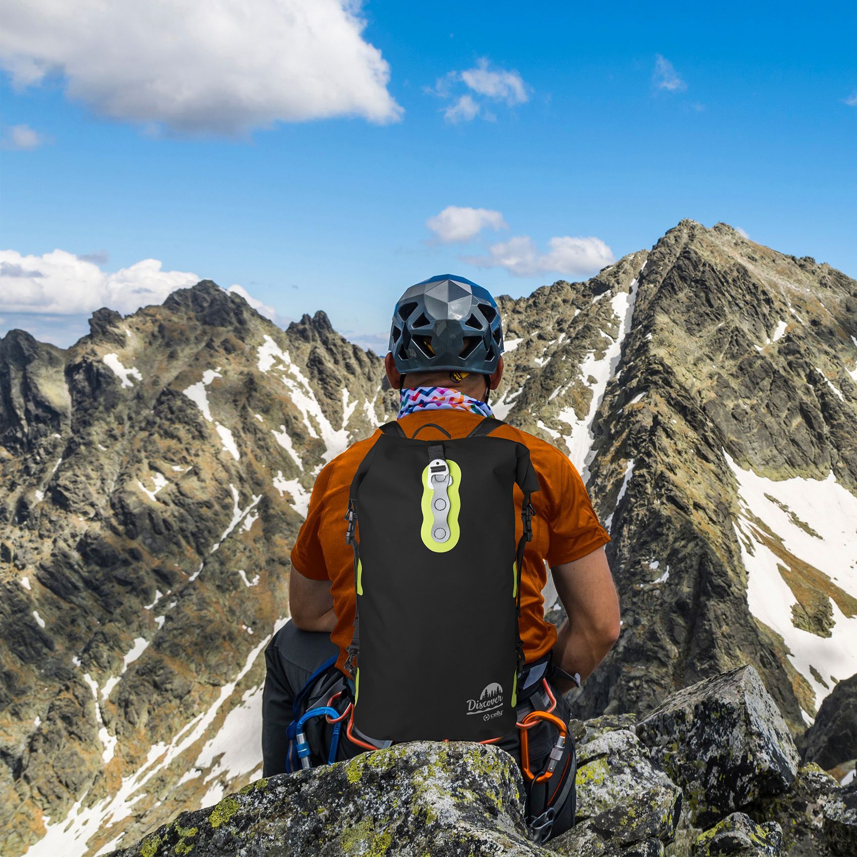 Man op bergtop met helm en Zwarte Discover rugzak van Celly