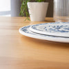 Gedekte tafel met dessert bord op plat bord Edge Matte Azul van Abode.