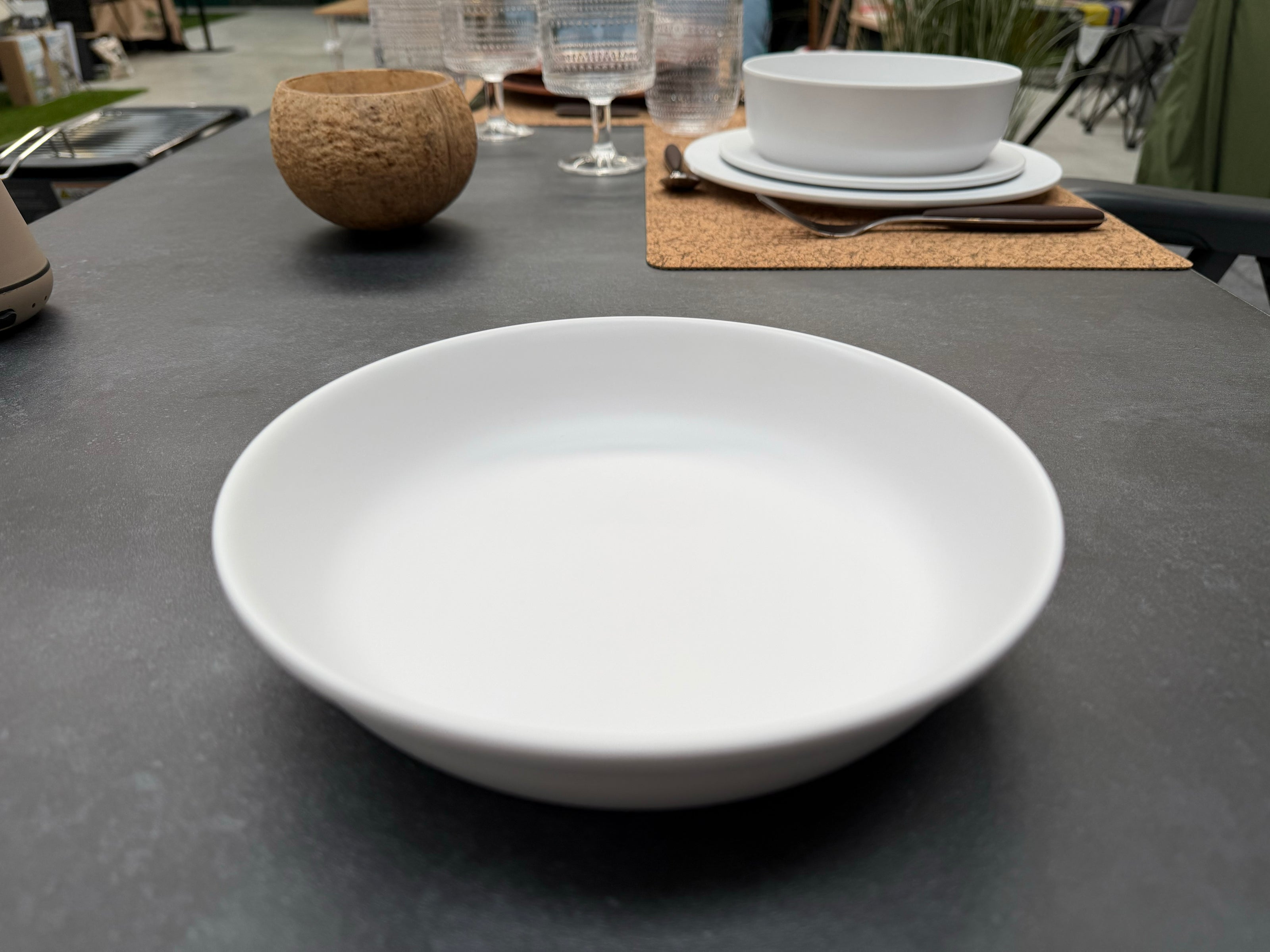 Beautiful elegant summer tableware in Edge Matte Azul plastic