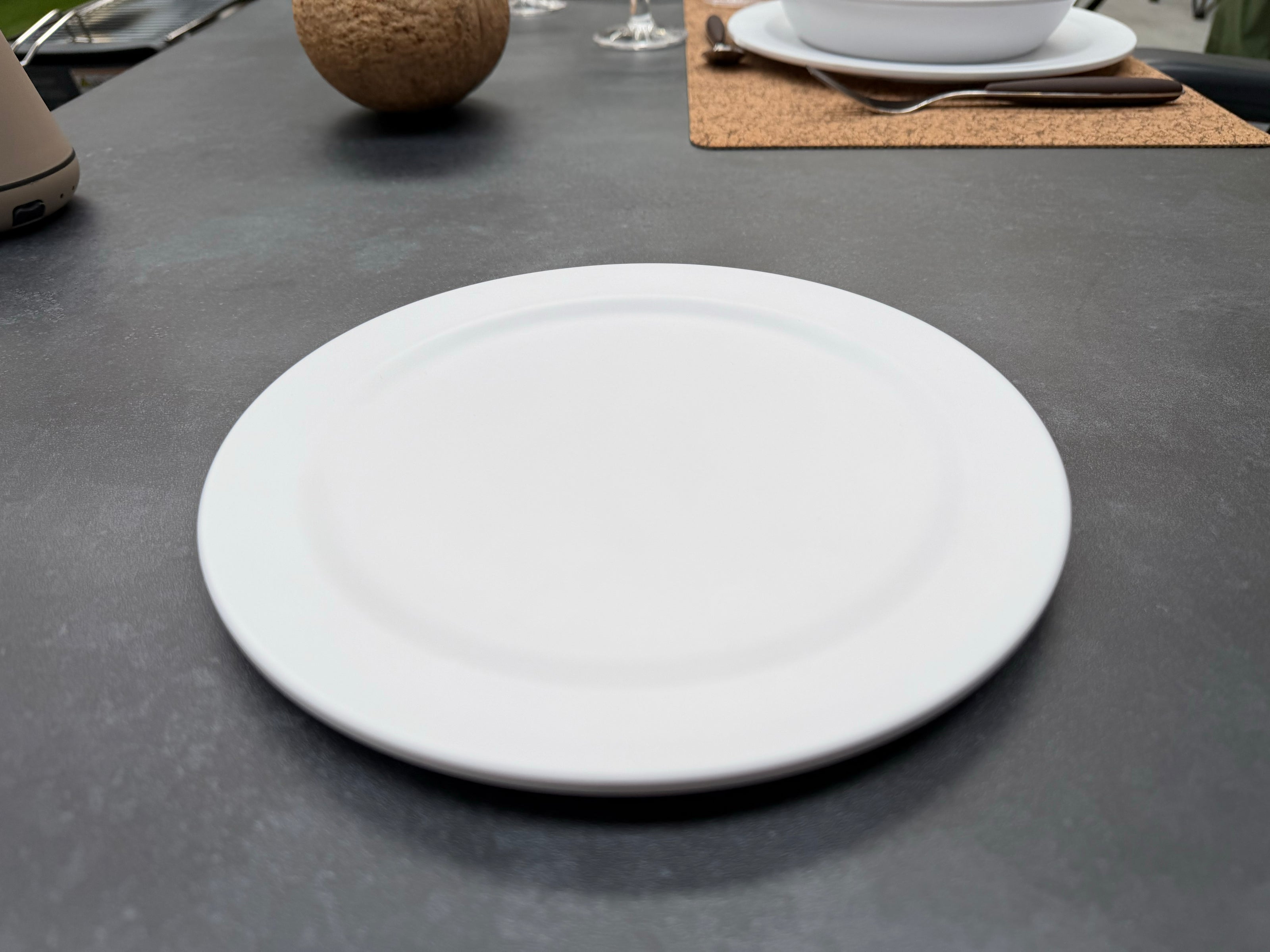 Beautiful elegant summer tableware in Edge Matte Azul plastic