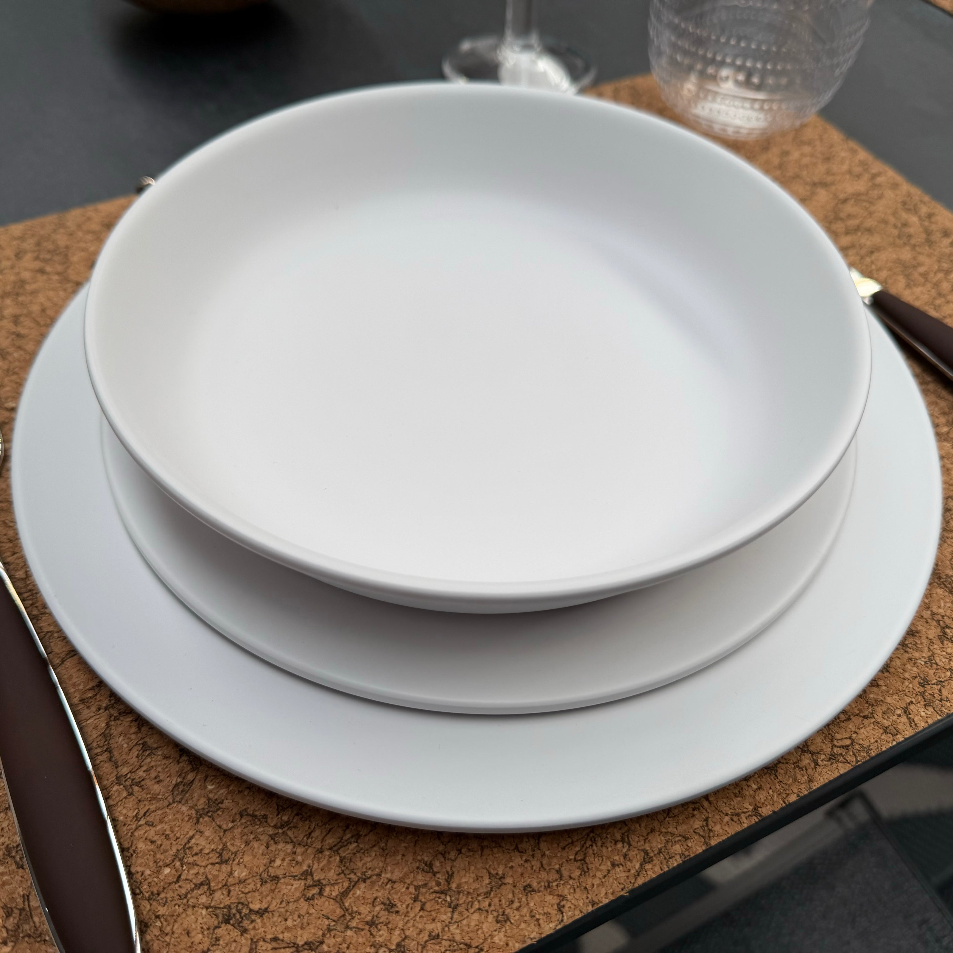 Beautiful elegant summer tableware in Edge Matte Azul plastic