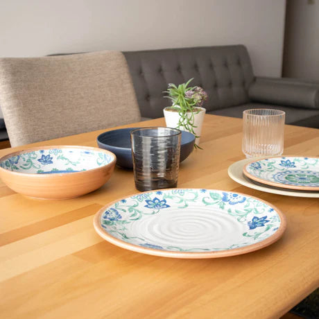 Gedekte tafel met een groot plat bord een bowl en een dessertbord Rio Turquoise Floral