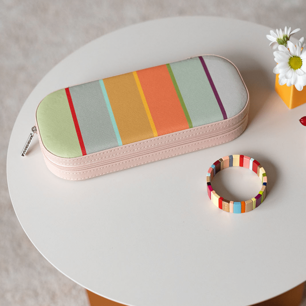 Sieraden etui Cambridge van Remember in beige-multi-color op een rond tafeltje met armband