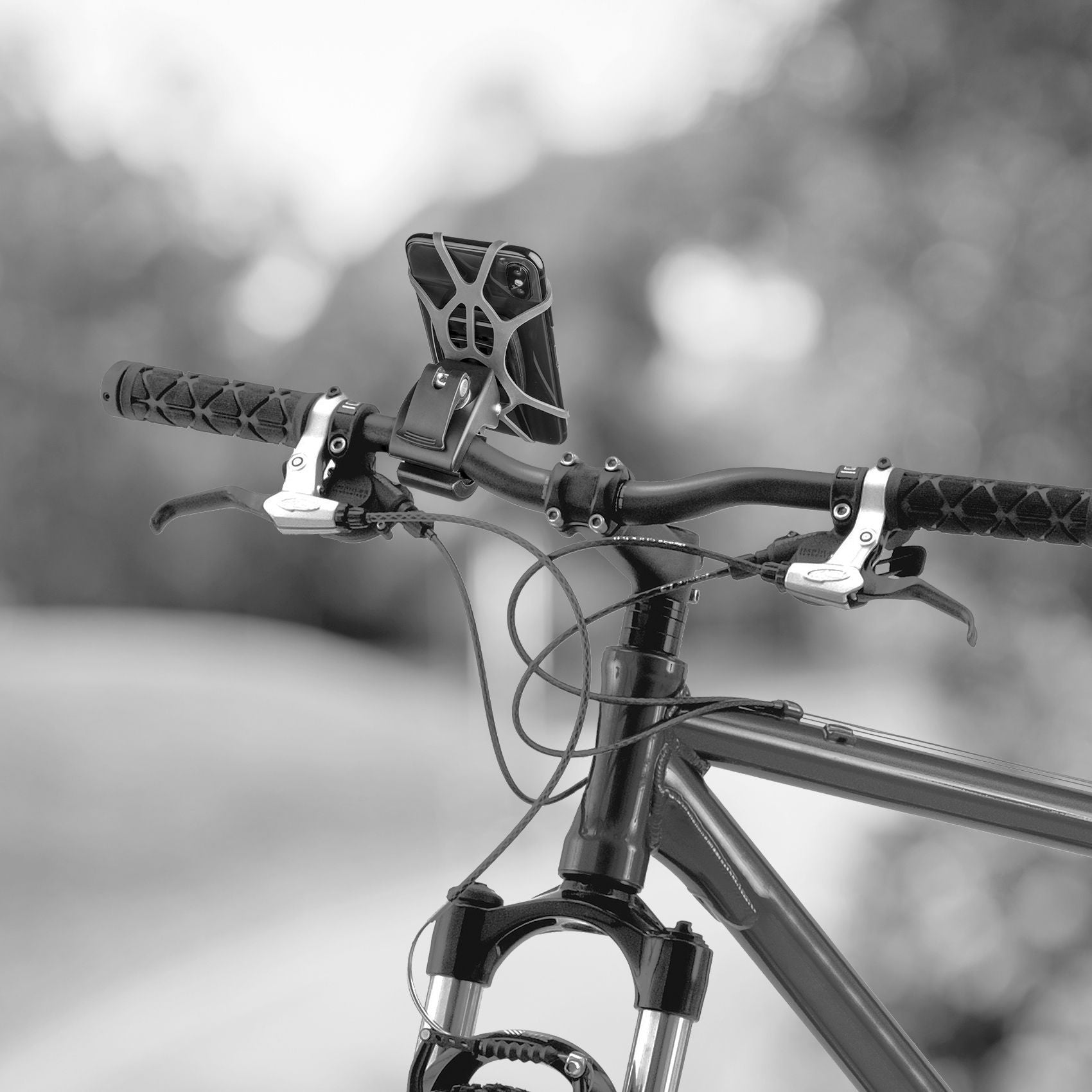 Zwarte telefoonhouder GhostBike van Celly op stuur van een fiets