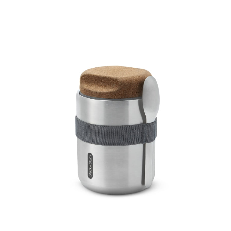 Stainless Steel Food Flask van Black & Blum gesloten met Grijze houder met daarin een licht metalen lepel