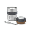 Stainless Steel Food Flask van Black & Blum open met kurk deksel en grijze houder in stof met daarin een licht metalen lepel