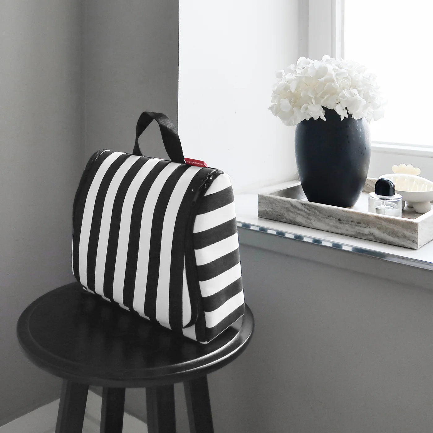 Toiletbag XL - Toilettas met ophanghaak in diverse kleuren en designs - Reisenthel