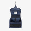 toilettas XL kleur herringbone dark blue opengevouwen en hangend aan een haak 