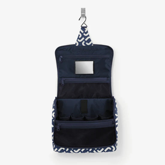 toilettas XL kleur signature navy opengevouwen en hangend aan een haak 