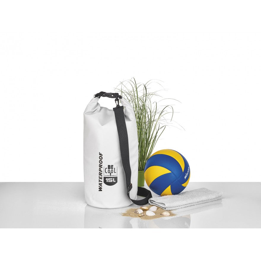 Witte crossbody draagzak van 15 liter inhoud waterproof van BE Cool met volleybal en schelpen