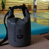 Grijze crossbody tas met zwarte draagriem waterproof met 3 liter inhoud van BE Cool aan het zwembad