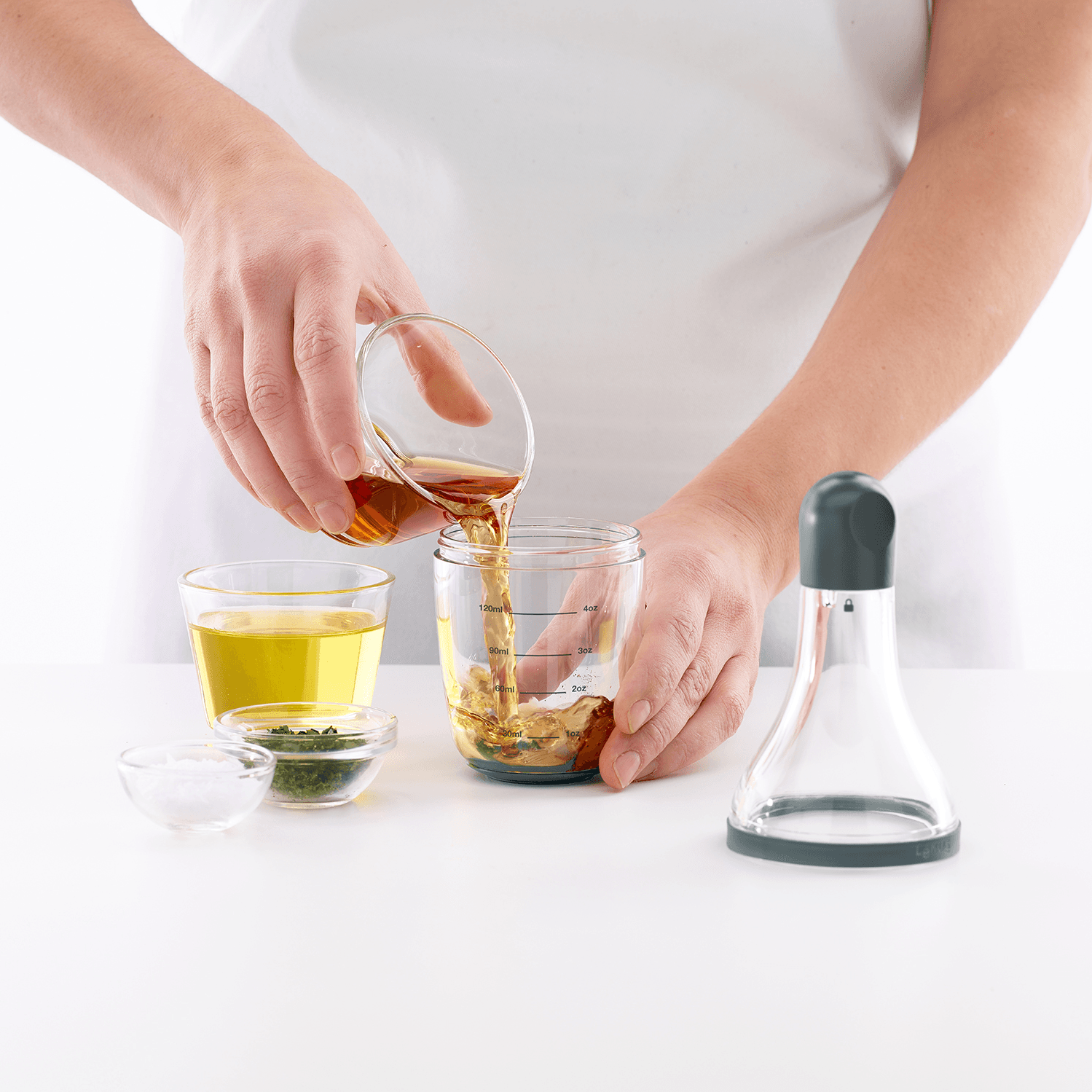 Vinaigrette shaker van 180 ml open die gevuld wordt met olie