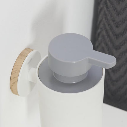 Zeepdispenser 180 ml Urban van Tiger wit tegen een wand bevestigd met houten afwerkingsring