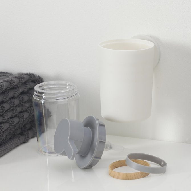 Zeepdispenser 180 ml Urban van Tiger wit losgemaakt met grijze en houten afwerkingsring