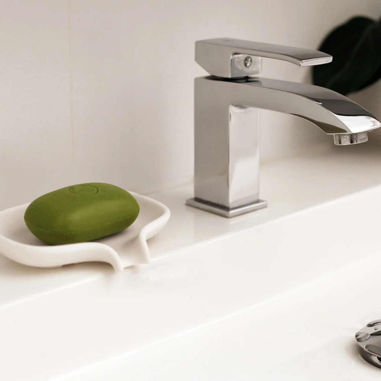 Soap dish made of silicone - anti-slip with drip groove - Flow™ - Bosign