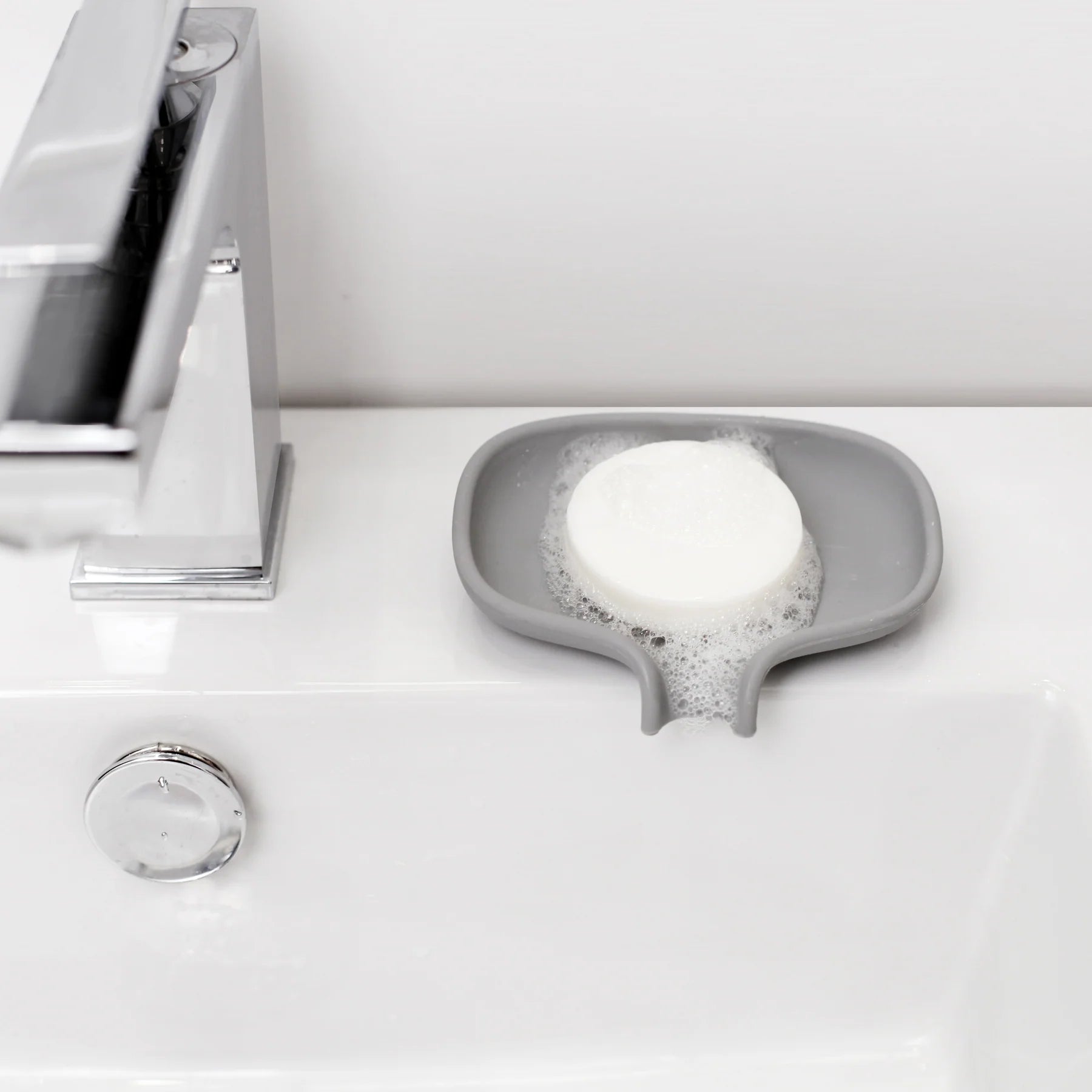 Soap dish made of silicone - anti-slip with drip groove - Flow™ - Bosign